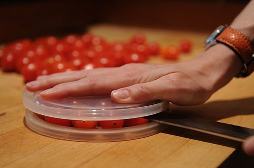 Cutting cherry tomatoes